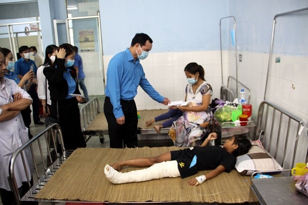 The delegation of the Vietnam General Confederation of Labour presents 20 million VND to the Quang Nam General Hospital, and relief aid to the residents who were injured in a landslide Ta Leng commune, Nam Tra My district, and are being treated at the hospital.