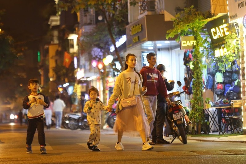 A family takes their children on a visit to the walking street on the weekend.