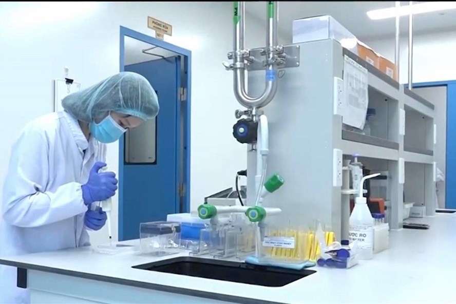 A Nanogen Pharmaceutical Biotechnology JSC expert is evaluating the safety and efficiency of its COVID-19 vaccine on animals in the lab. (Photo: courtesy of nanogen).