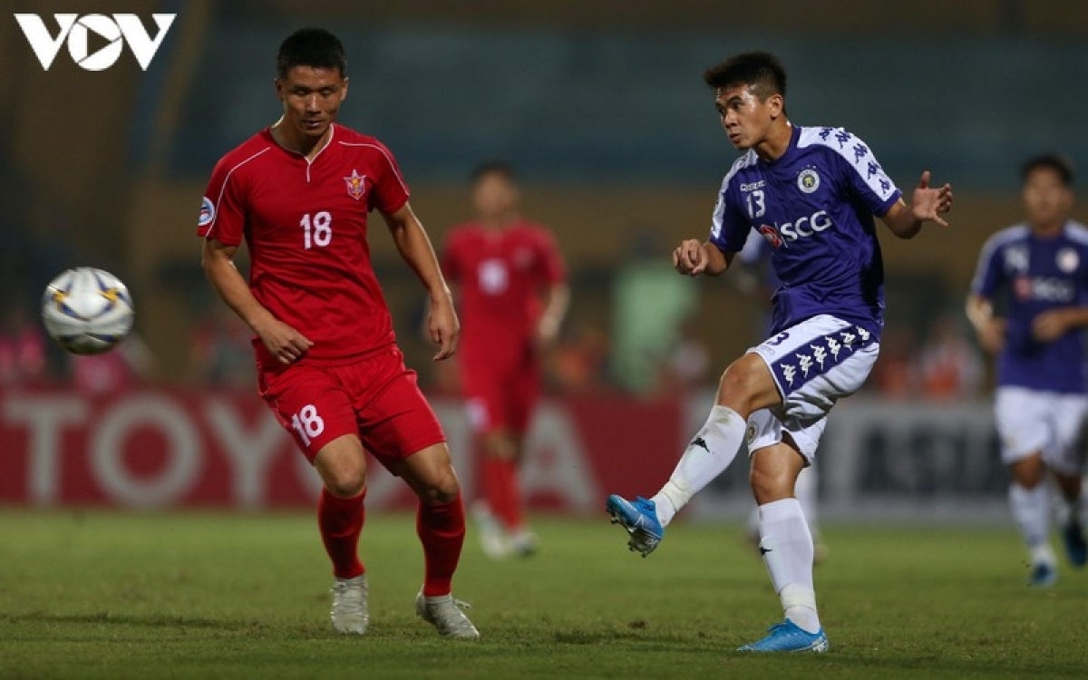 Hanoi FC footballer (R) plays in the AFC Cup 2019. 