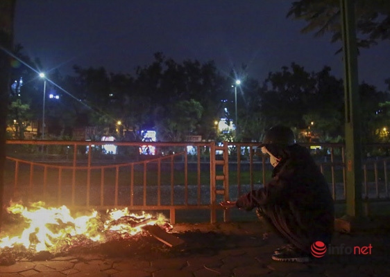 A cold drizzle blankets Hanoi from December 15 as temperatures fall to as low as 10 degrees Celsius at night, with the real feel outside dropping to just above freezing. A worker burns a fire on Nguyen Khang street in order to stay warm amid the chilly conditions.