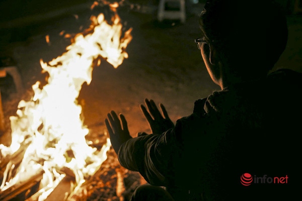 At night it is a common sight to see workers gather around a bonfire on the pavement to stay warm.