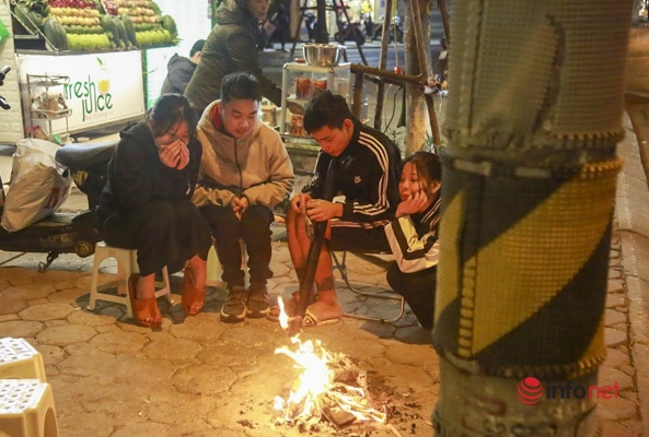Despite the cold, young people still enjoy gathering, chatting, and experiencing the capital’s cold weather in the winter despite the risk to their health.