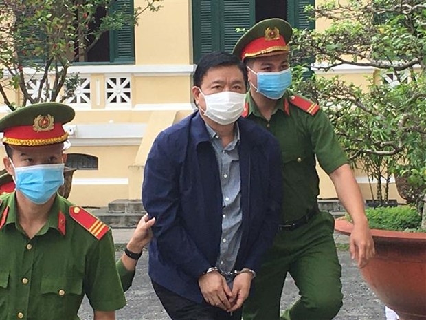 Dinh La Thang (centre), who served as Minister of Transport between August 2011 and February 2016 (Photo: VNA)