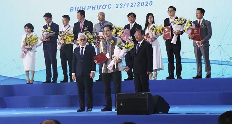 General director of Japfa Comfeed Vietnam Arif Widjaja (middle) receives a license to invest over US$40 million in a self-contained animal husbandry project.