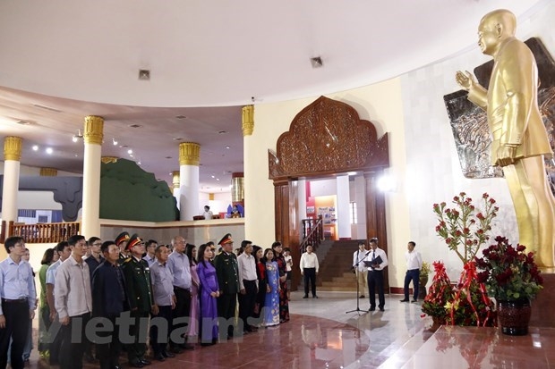 Vietnamese diplomats pay floral tribute to late Lao President Kaysone Phomvihane