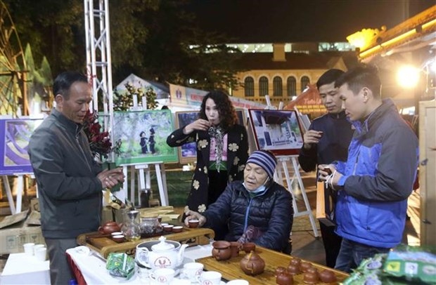 Visitors enjoy Lai Chau's tea at the festival.
