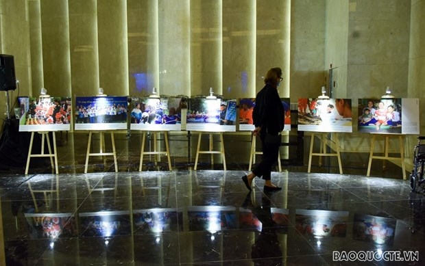 Vietnamese women’s special role in the settlement of post-war bomb and mine consequences has been highlighted at a photo exhibition held by the Ministry of Foreign Affairs. (Photo: baoquocte.vn)