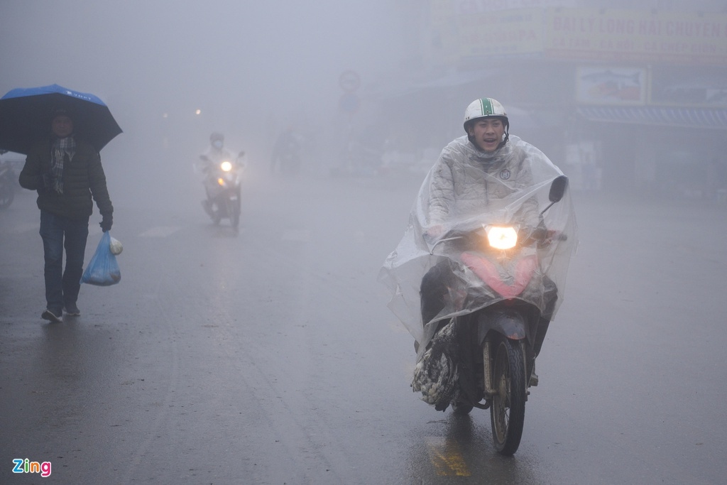 At 9 a.m. on December 31 a layer of thick fog covers Sa Pa, forcing many vehicles to turn on their headlights when travelling around the town.