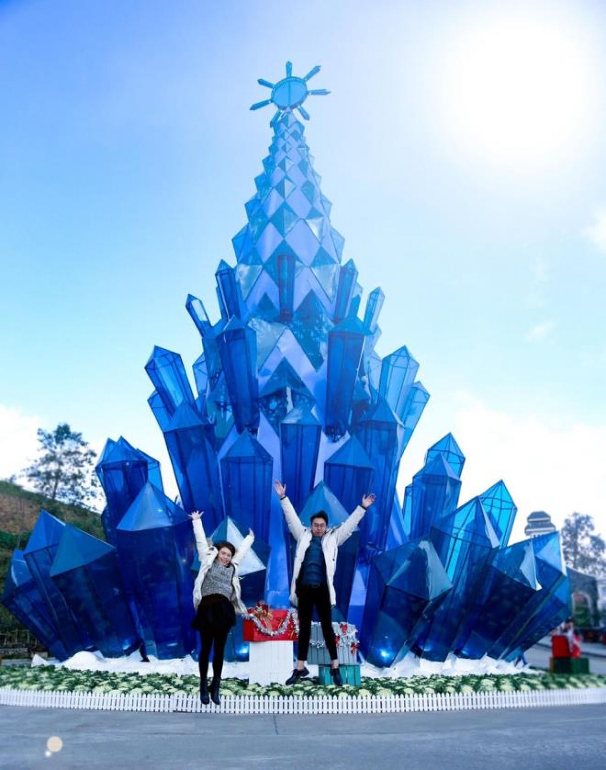 The festival is to depict a unique winter event in Sa Pa, enabling visitors to enjoy an exciting Christmas atmosphere. It offers many new and interesting attractions, such as a giant Christmas tree made entirely of transparent crystal blocks, in addition to various entertaining musical performances.