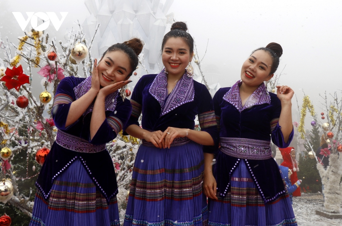 Visitors have the opportunity to don traditional ethnic outfits and participate in various games during the event.