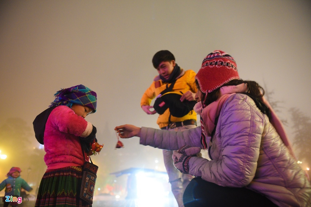 A girl happily sells some items which cost between VND10,000 and VND20,000, equivalent to between US$0.43 and US$0.86, each.