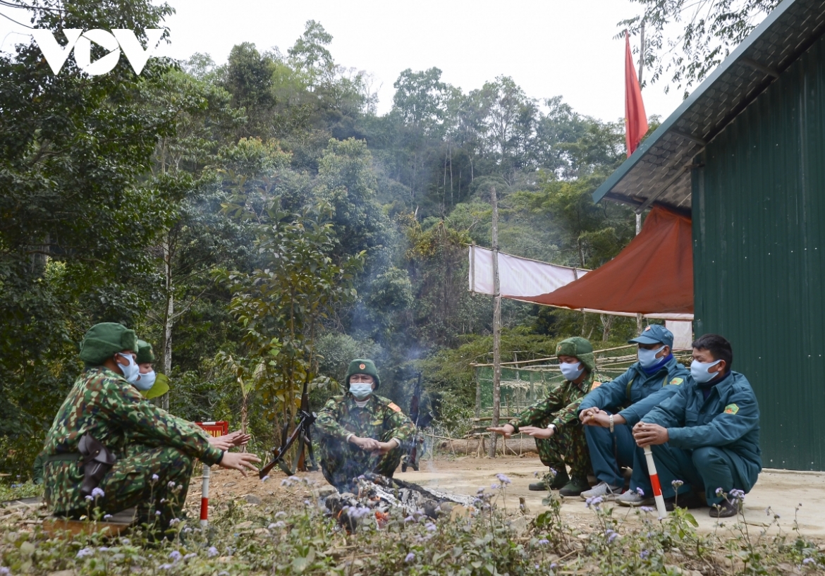 Soldiers of Muong Pon border station in Dien Bien province are forced to burn a fire as a way of staying warm amid the chilly conditions.