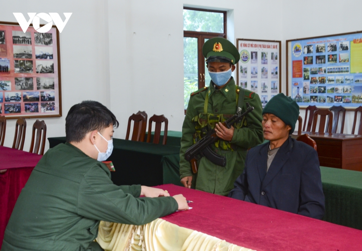 Border guards have successfully halted 21 cases, seizing 22 drug traffickers, 20 cakes of heroin, and approximately 4,000 pills of synthetic drugs.