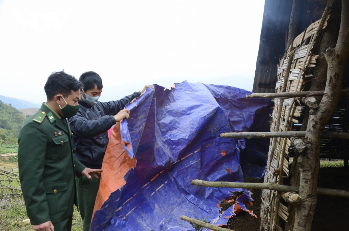 In addition, soldiers also instruct local farmers to care for their livestock herds, keeping them warm and well-fed during the harsh weather conditions.