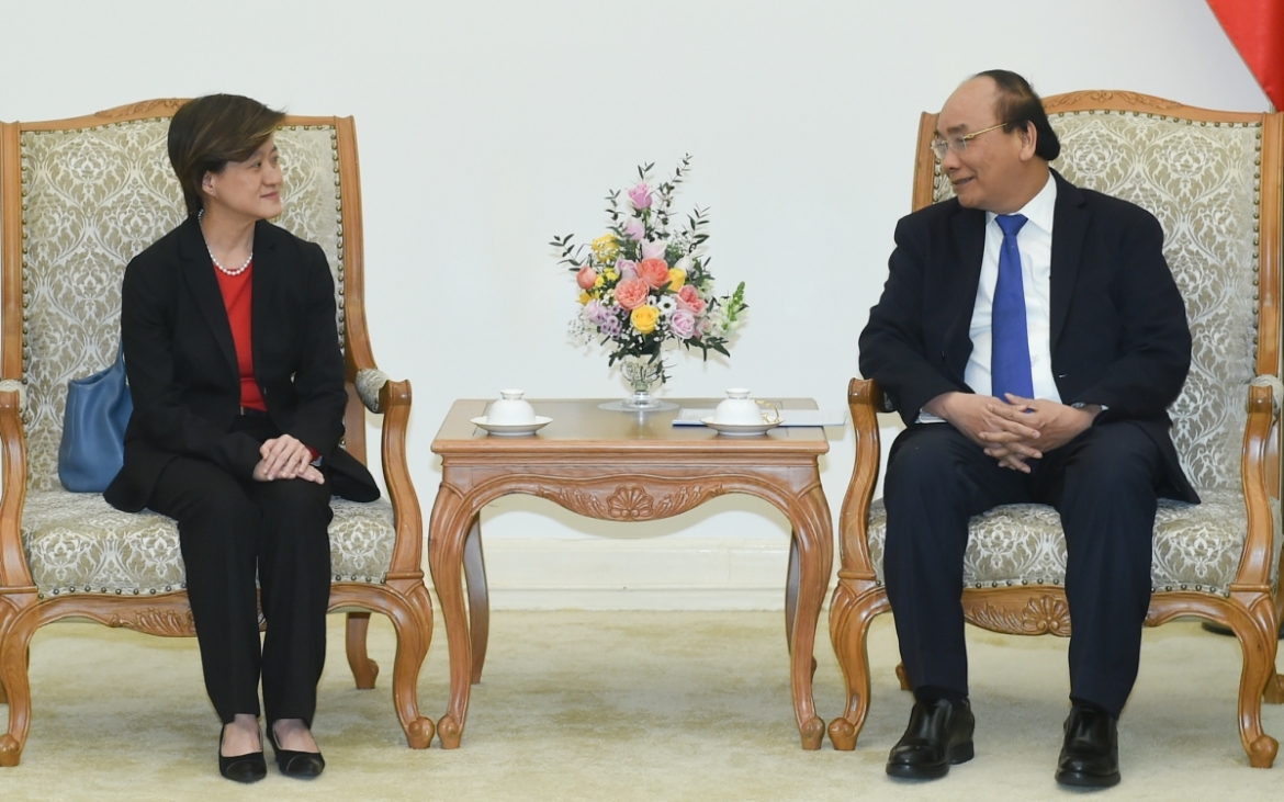 Prime Minister Nguyen Xuan Phuc (R) hosts outgoing Singaporean Ambassador to Vietnam Catherine Wong (Photo: VGP)