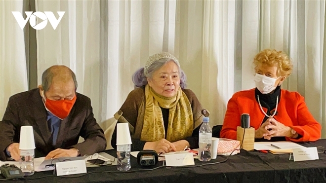 Tran To Nga (in the middle) at a press briefing on her lawsuit in France.