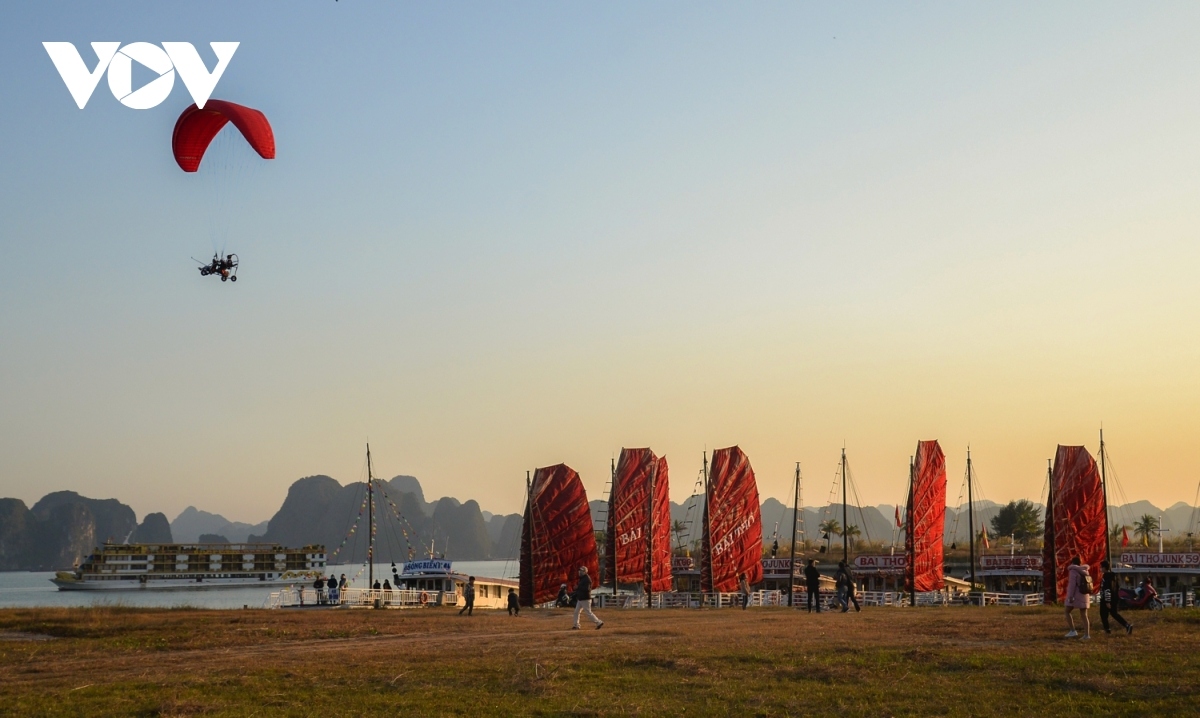 One of the highlights of the event is an open stage featuring the World Natural Heritage Site of Ha Long Bay in the background, with more than 100 cruise ships parading back and forth.