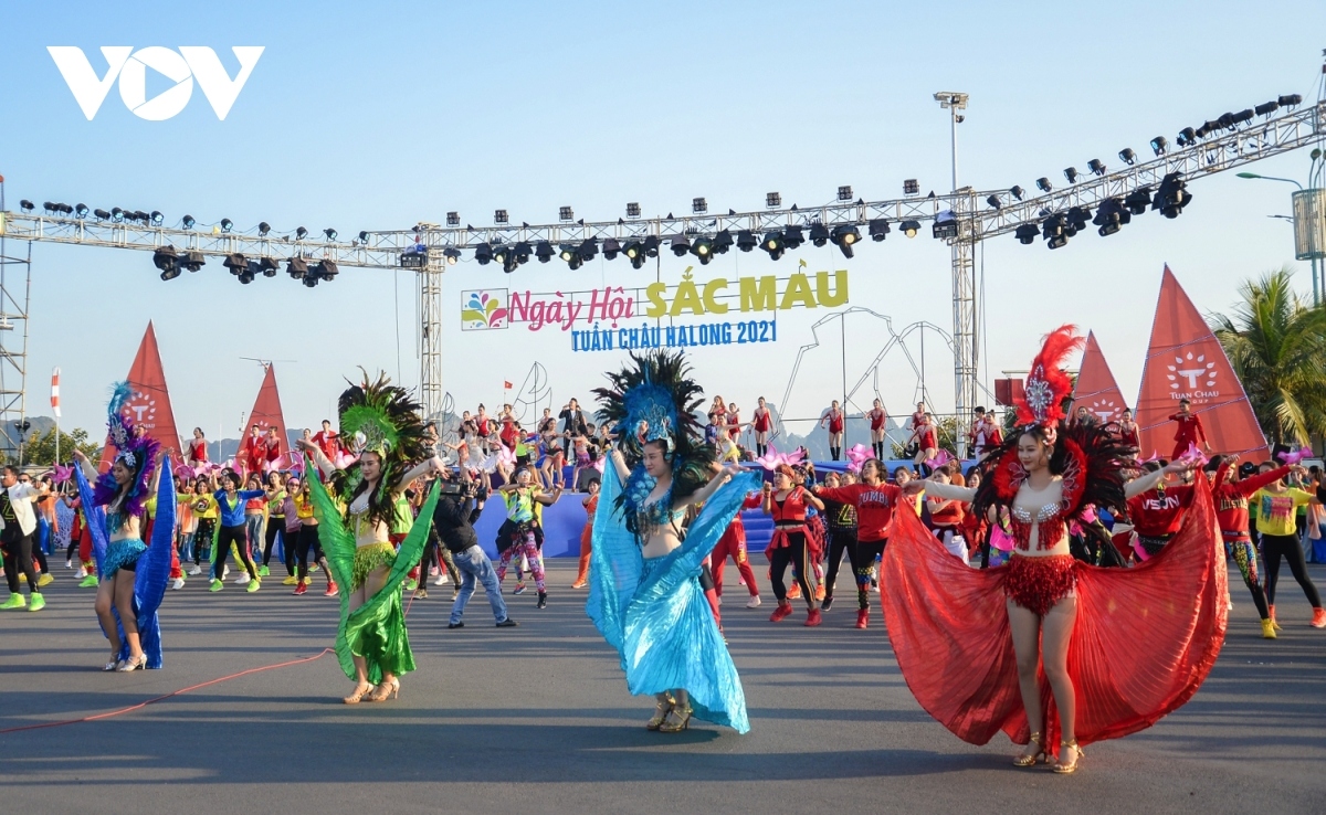The carnival parade showcases a total of six performance sections, running with the theme of “Ha Long – the aspiration of flying dragons”.