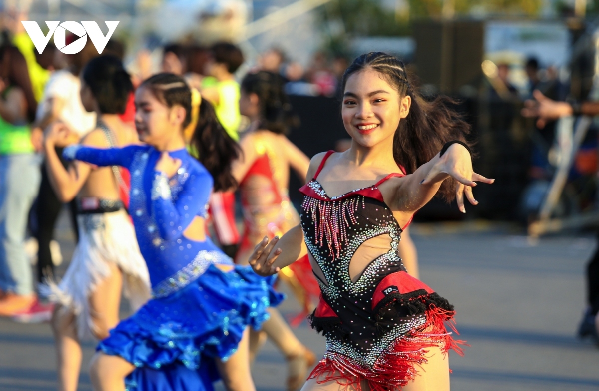 Visitors have the opportunity to enjoy a wide range of performances which unveil the typical cultural and tourism attractions of the northeastern province. In addition, guests can sample some of the areas delicious cuisine whilst discovering interesting local tourism products whilst attending the carnival.