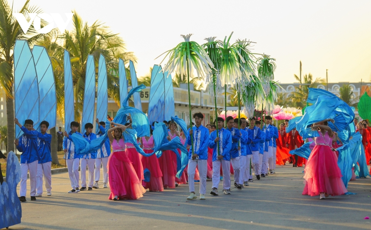 In addition, audiences are treated to exhilarating performances of helicopters, seaplanes, and paragliders in the skies overhead.
