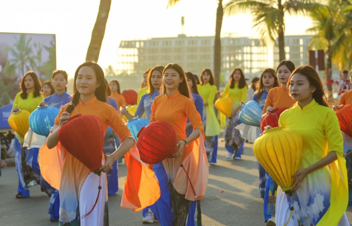 Due to the impact of the novel coronavirus (COVID-19), Ha Long Bay welcomed only 1.5million visitors in 2020, a decline of approximately 66% compared to last year.