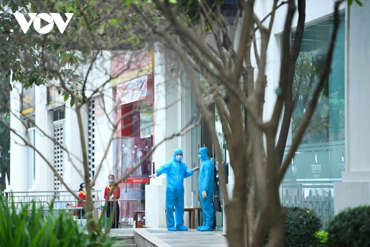 T6 apartment block of Times City urban area in Hanoi is swiftly placed into lockdown after one person who resides in the complex tested positive for the novel coronavirus (COVID-19).