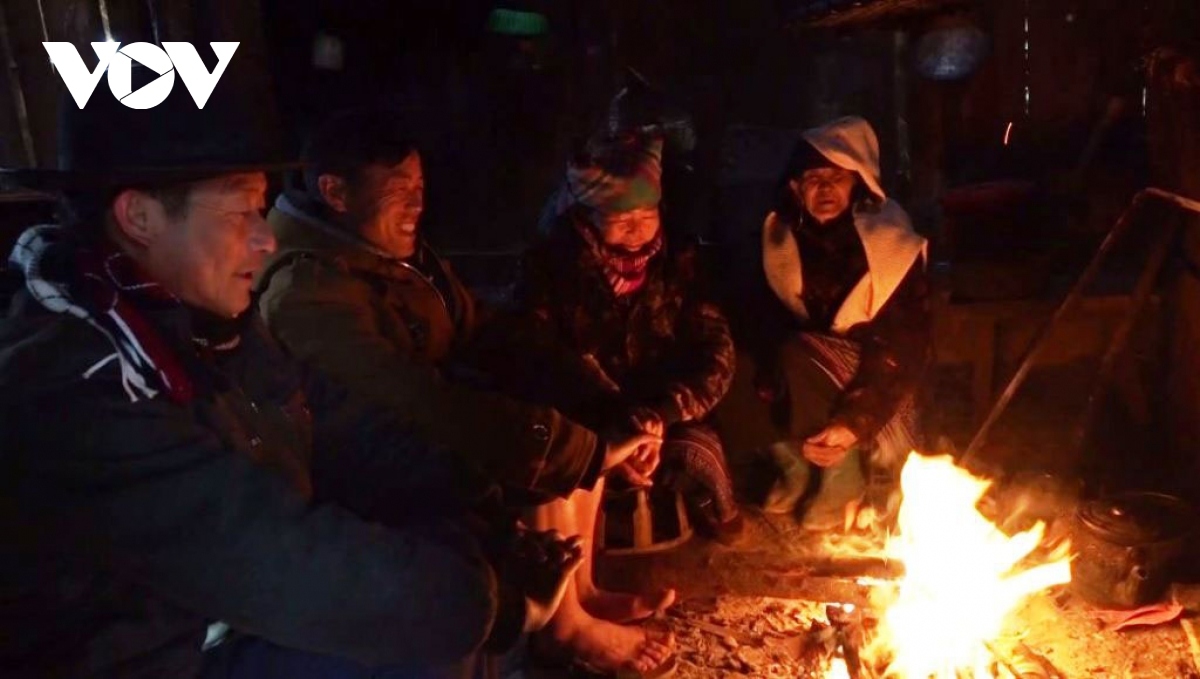 Residents, especially the elderly and children, are instructed to keep warm and healthy.