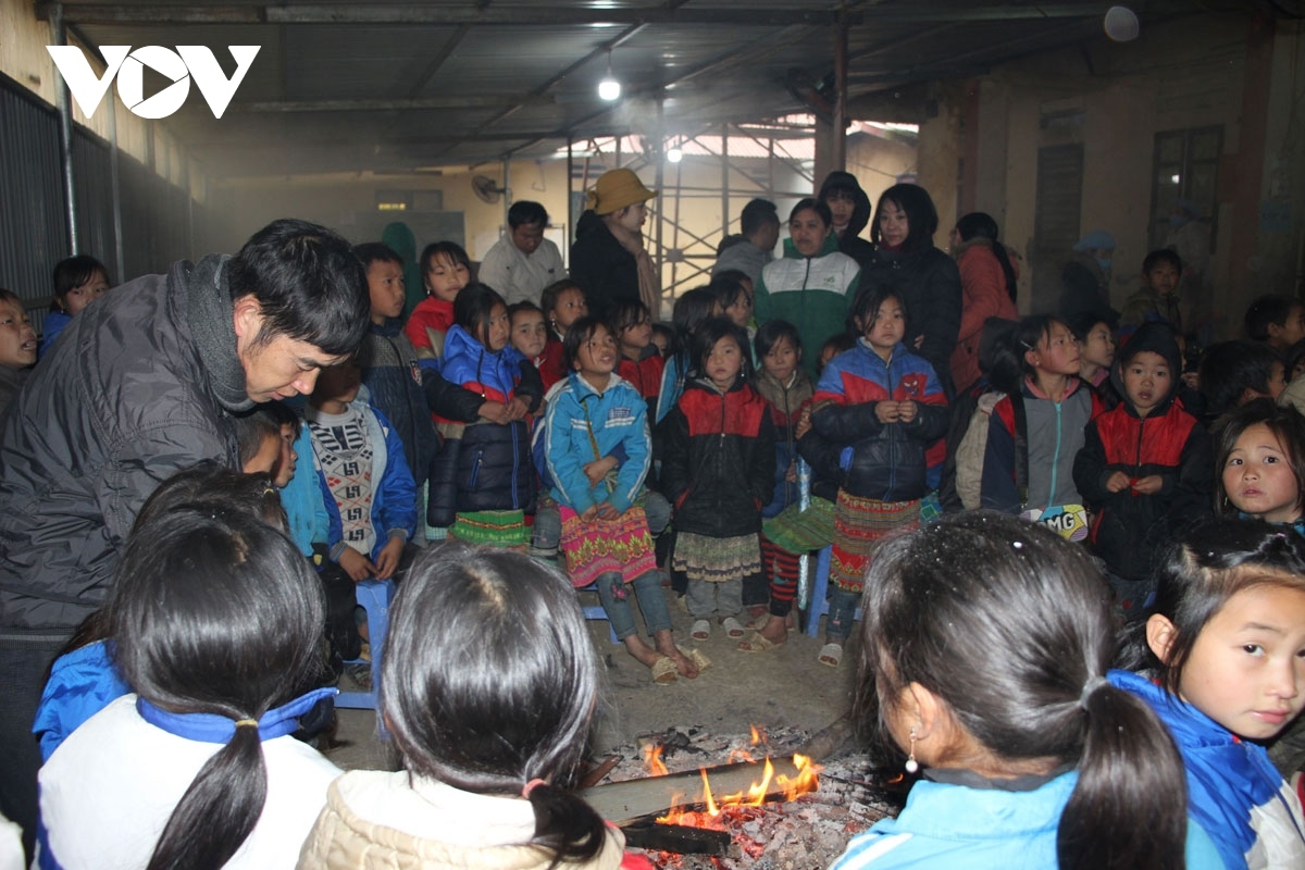 Over 98,000 children across 256 schools in Yen Bai province are permitted to be absent from school on January 11 due to the extreme cold spell.