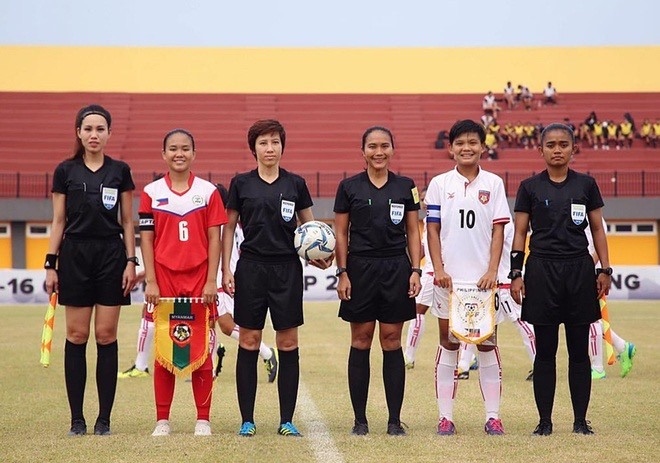 Referee Bui Thi Thu Trang (third from left) and assistant Ha Thi Phuong (left) officiate at ASIAD 18. (Photo: Myanmar Football)
