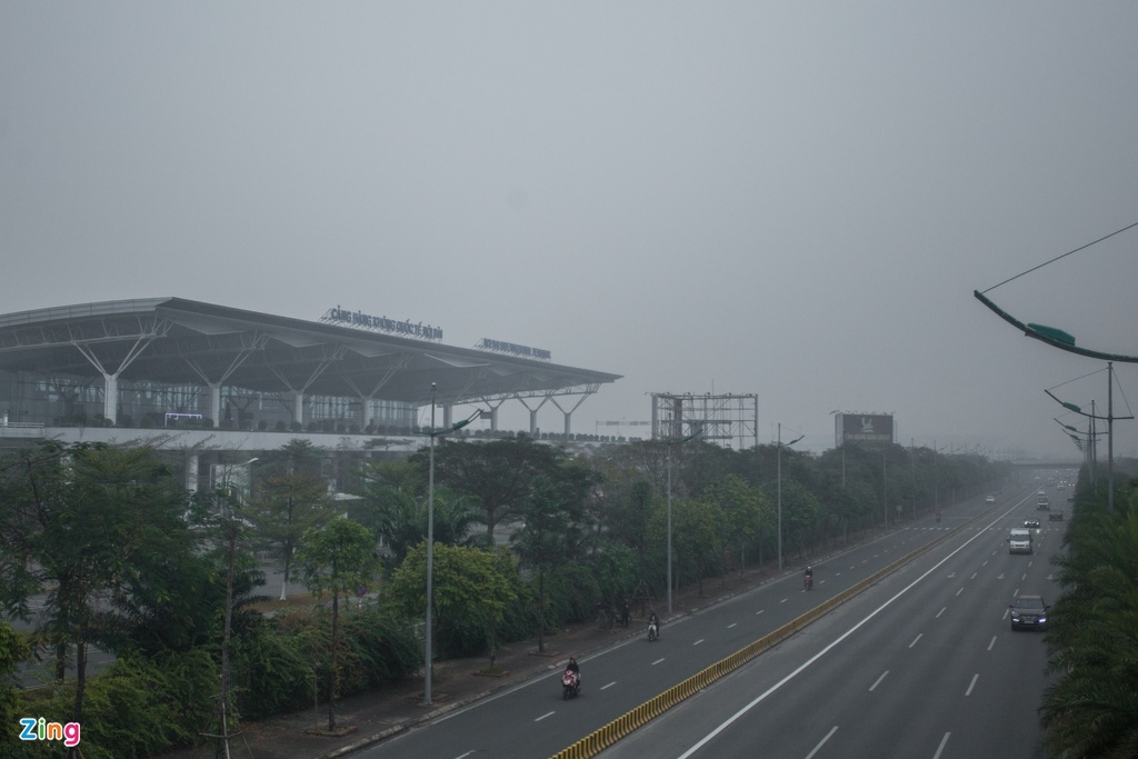 Thick fog cover Noi Bai Airport in Hanoi on January 21. (Photo: Zingnews.vn)