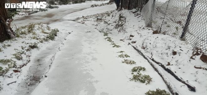 Y Ty commune endures heavy snowfall at 7 a.m. on January 11.