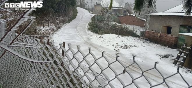 Snow serves to block the road in Y Ty commune, creating a scene that is reminiscent of winter in Europe.