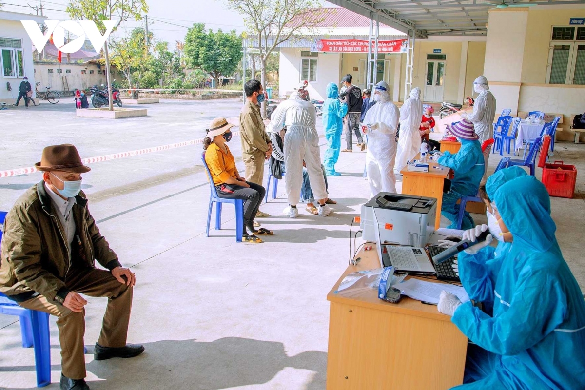 The authorities of Quang Ninh province dispatch 240 medical staff in order to provide further support to Dong Trieu town, the nation’s latest COVID-19 hotspot.