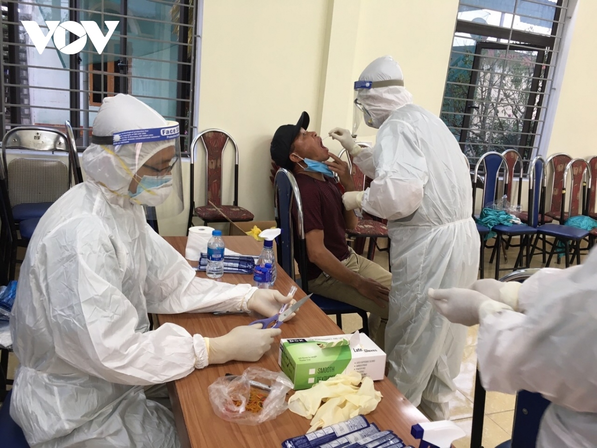 Health workers, divided into 64 groups, rush into communal houses and health stations to take samples