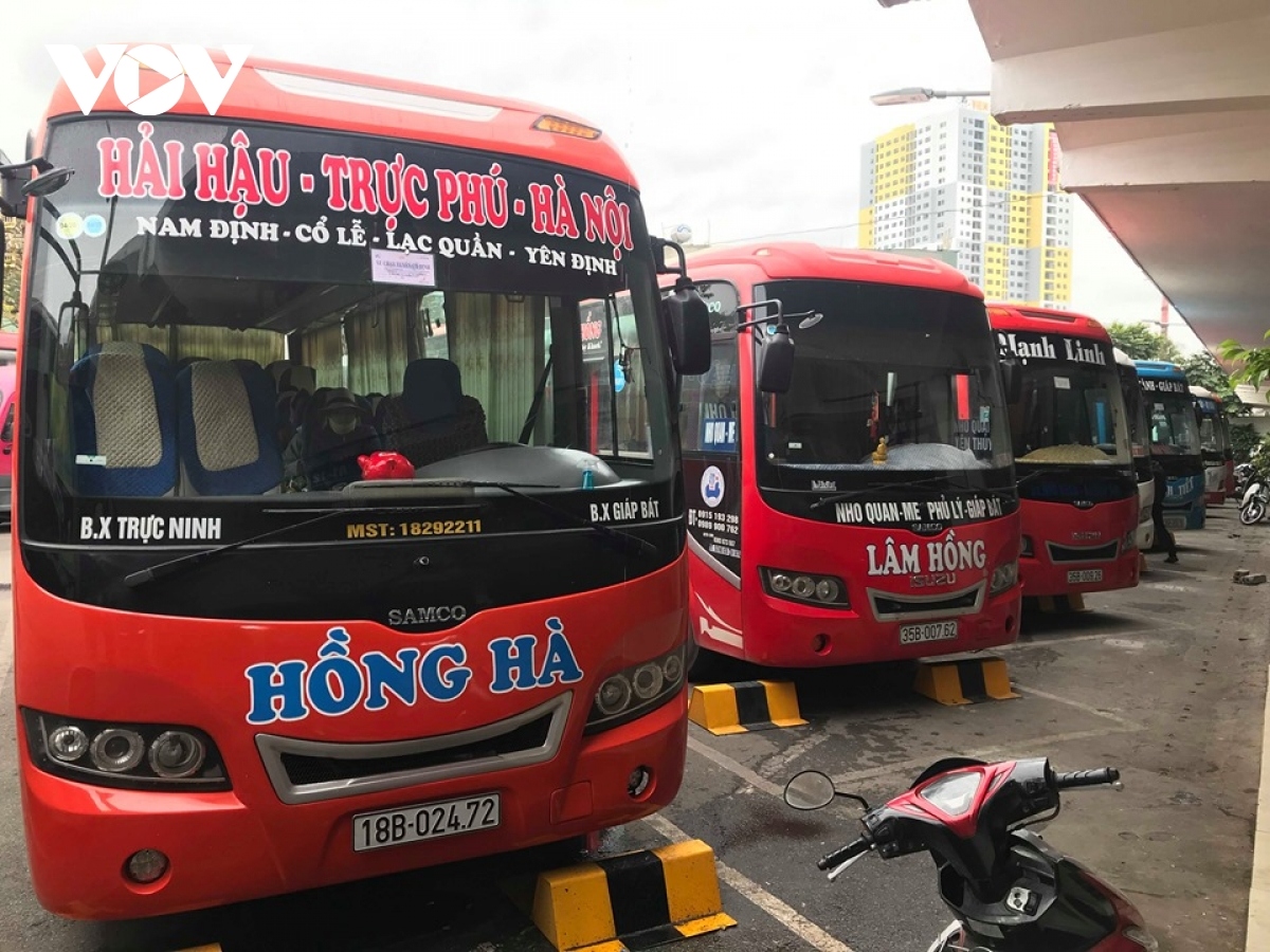 Ly Truong Son, director of My Dinh bus station, says this year has seen sparse scenes at the bus station, with typically between 6,000 and 8,000 passengers on weekdays and only 3,000 to 4,000 passengers during days close to Tet. Due to this fall in demand, the number of buses leaving the station has been halved