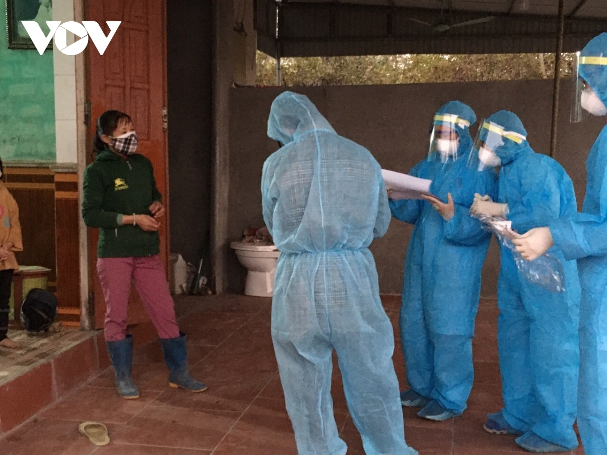 Health workers take samples from a household in An Sinh area of Binh Duong commune in Dong Trieu town.