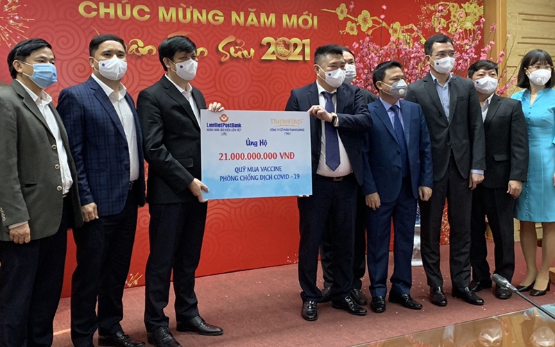Representatives from relevant agencies at the handover ceremony (Photo: nhandan.com.vn)