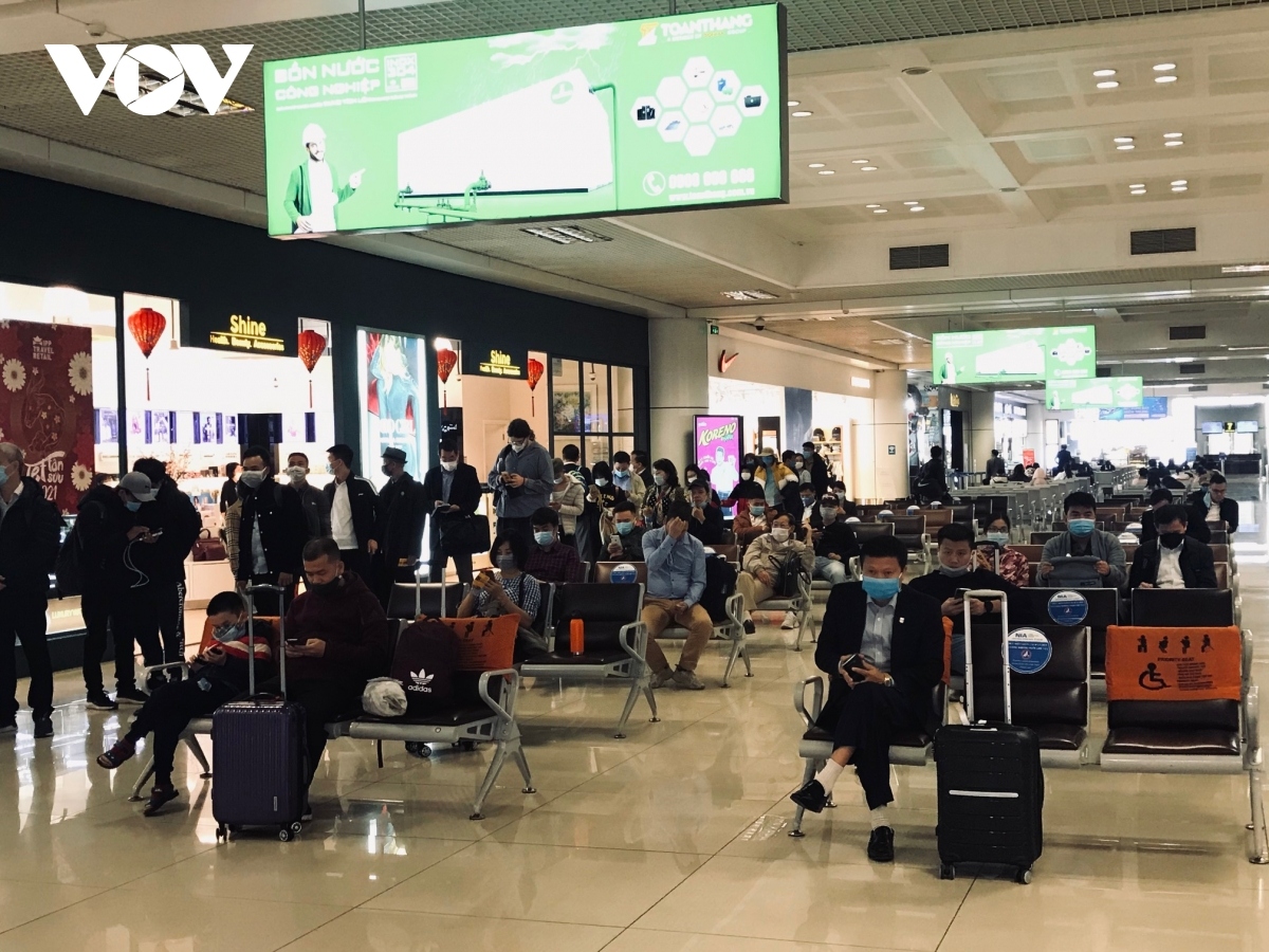 National flag carrier Vietnam Airlines says since the latest COVID-19 outbreak more than a week ago there has been a sudden increase in the number of passengers requesting for ticket refunds. However, according to the Civil Aviation Authority of Vietnam, the number of passengers boarding planes has risen slightly again