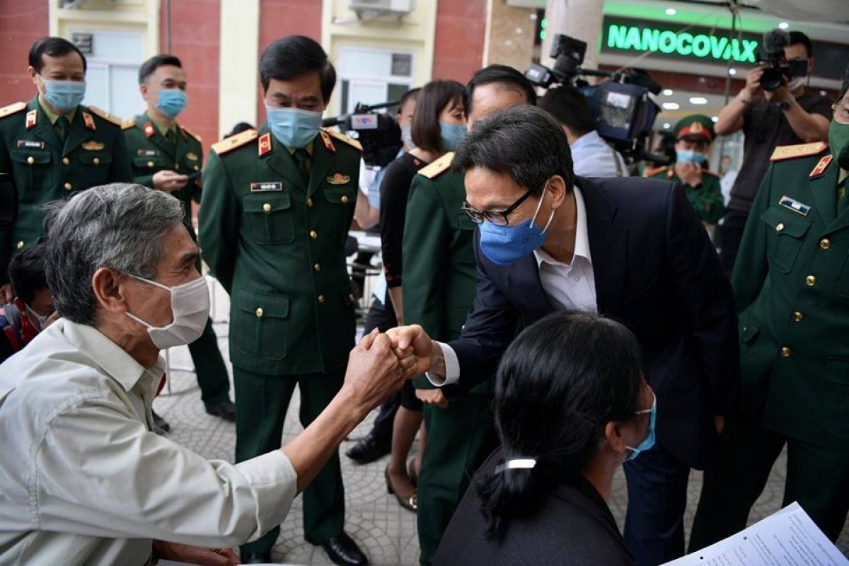 Deputy Prime Minister Vu Duc Dam arrives at the Vietnam Military Medical Academy in Hanoi to encourage Vietnamese volunteers.