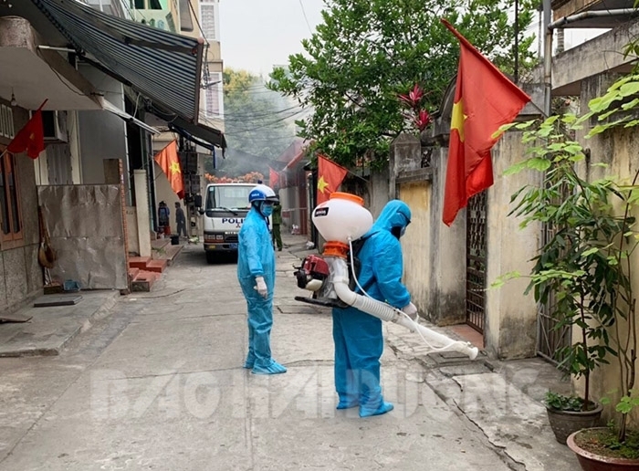 Disinfecting a residential area in Hai Duong following the detection of an infection. (Photo: baohaiduong.vn)