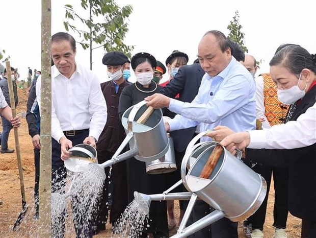 Prime Minister Nguyen Xuan Phuc (second from right) on February 23 launched a tree planting campaign in the northern mountainous province of Tuyen Quang. (Photo: VNA)