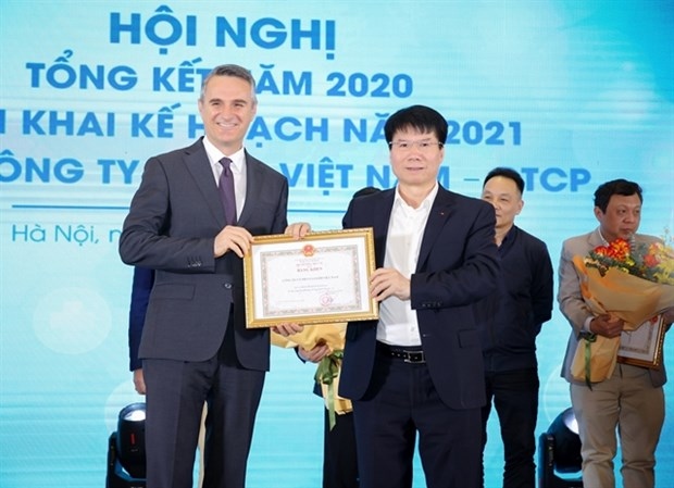 Sanofi Vietnam receives an appreciation certificate from Ministry of Health for its contribution to COVID-19 pandemic prevention. Photo Courtesy of Sanofi Vietnam