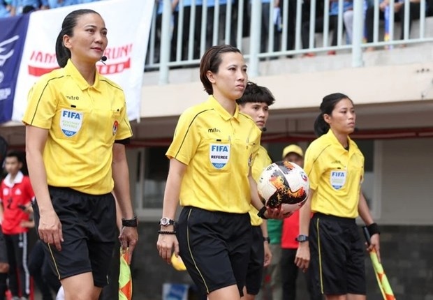 Referee Bui Thi Thu Trang (centre) and assistant referee Truong Thi Le Trinh (L) (Photo: VFF)