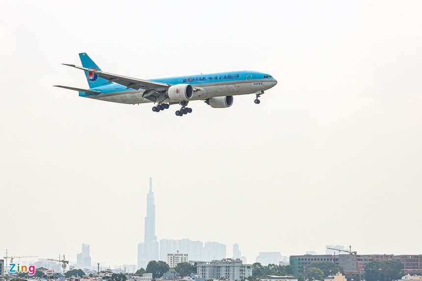 At 10:50 a.m, a total of 117,600 doses of the Oxford/AstraZeneca COVID-19 vaccine arrive at the airport. They are part of the 204,000 doses which have been approved for import in February.