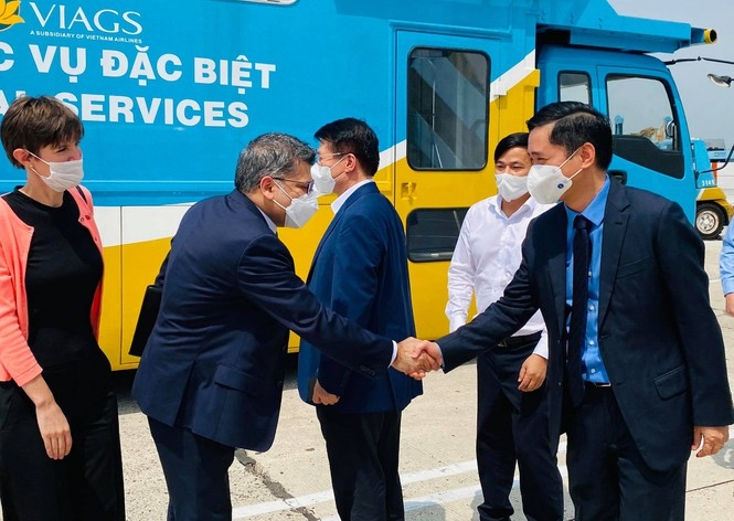 Officials from the Health Ministry and the British Consulate in Ho Chi Minh City are at the airport to welcome the first batch of the vaccine.