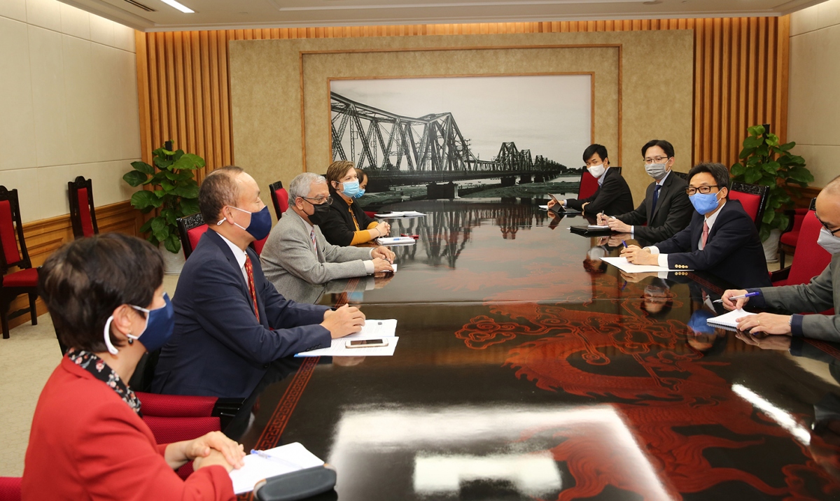 UNDP, UNICEF and WHO offer vaccine supplies to Vietnam at a working session with Deputy PM Vu Duc Dam in Hanoi on February 5. (Photo: VGP). 
