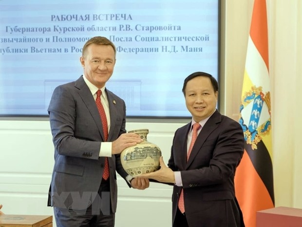 Vietnamese Ambassador to Russia Ngo Duc Manh (L) and the Governor of Kursk province Roman Starovoit
(Photo: VNA)