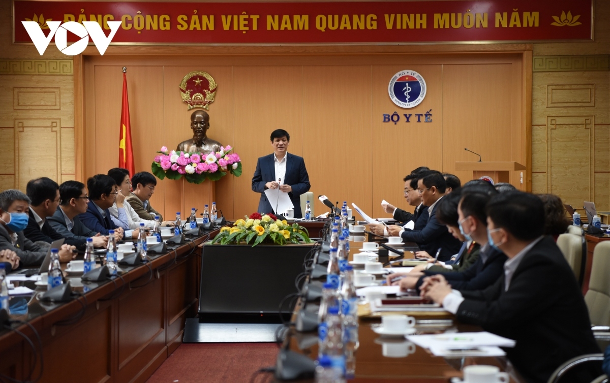 Minister of Health Nguyen Thanh Long chais a meeting of the National Steering Committee for COVID-19 Prevention and Control regarding the COVID-19 vaccination plan