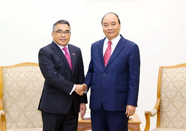 Prime Minister Nguyen Xuan Phuc (R) and Philippine Ambassador Meynardo Los Banos Montealegre at the meeting in Hanoi on March 17 (Photo: VNA)